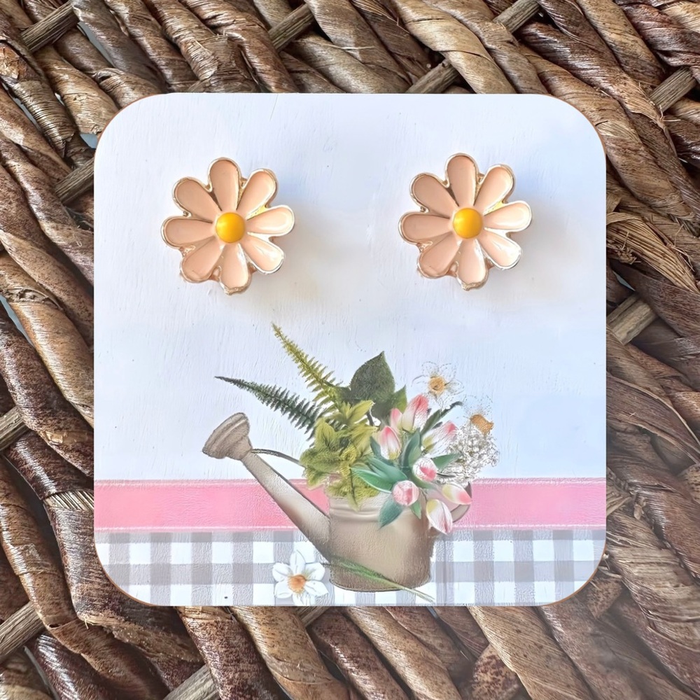 New Handmade Pale Pink Daisy Studs (0.6" Diameter) (Version 1)